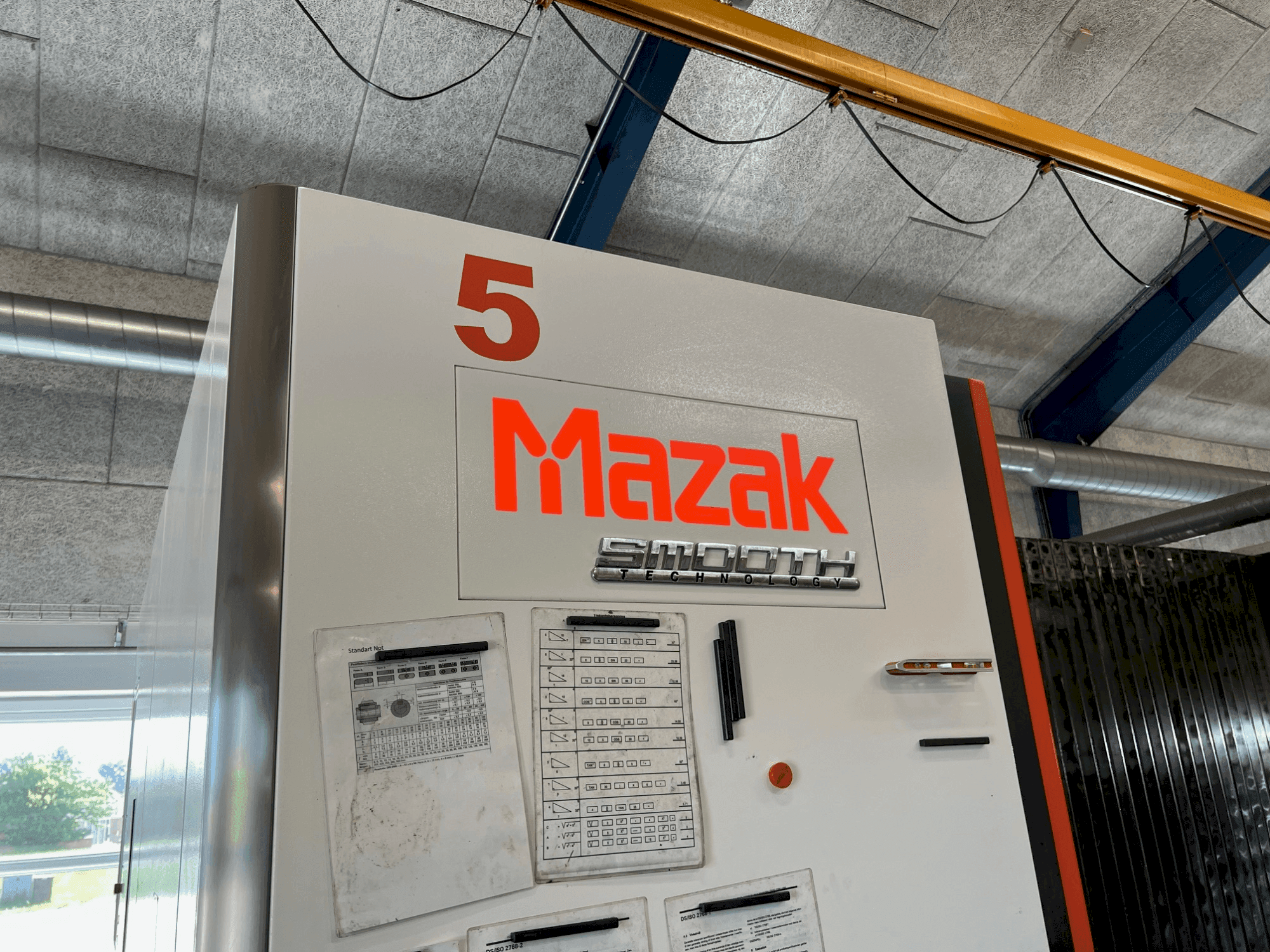 Vista Frontal da Mazak VTC-530C máquina