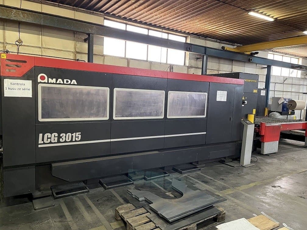 Vista Frontal da AMADA LCG 3015 máquina