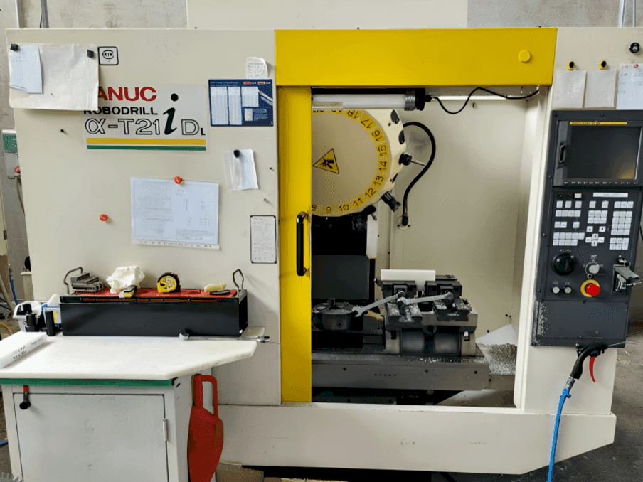 Vista Frontal da FANUC Robodrill Alpha T21iD máquina