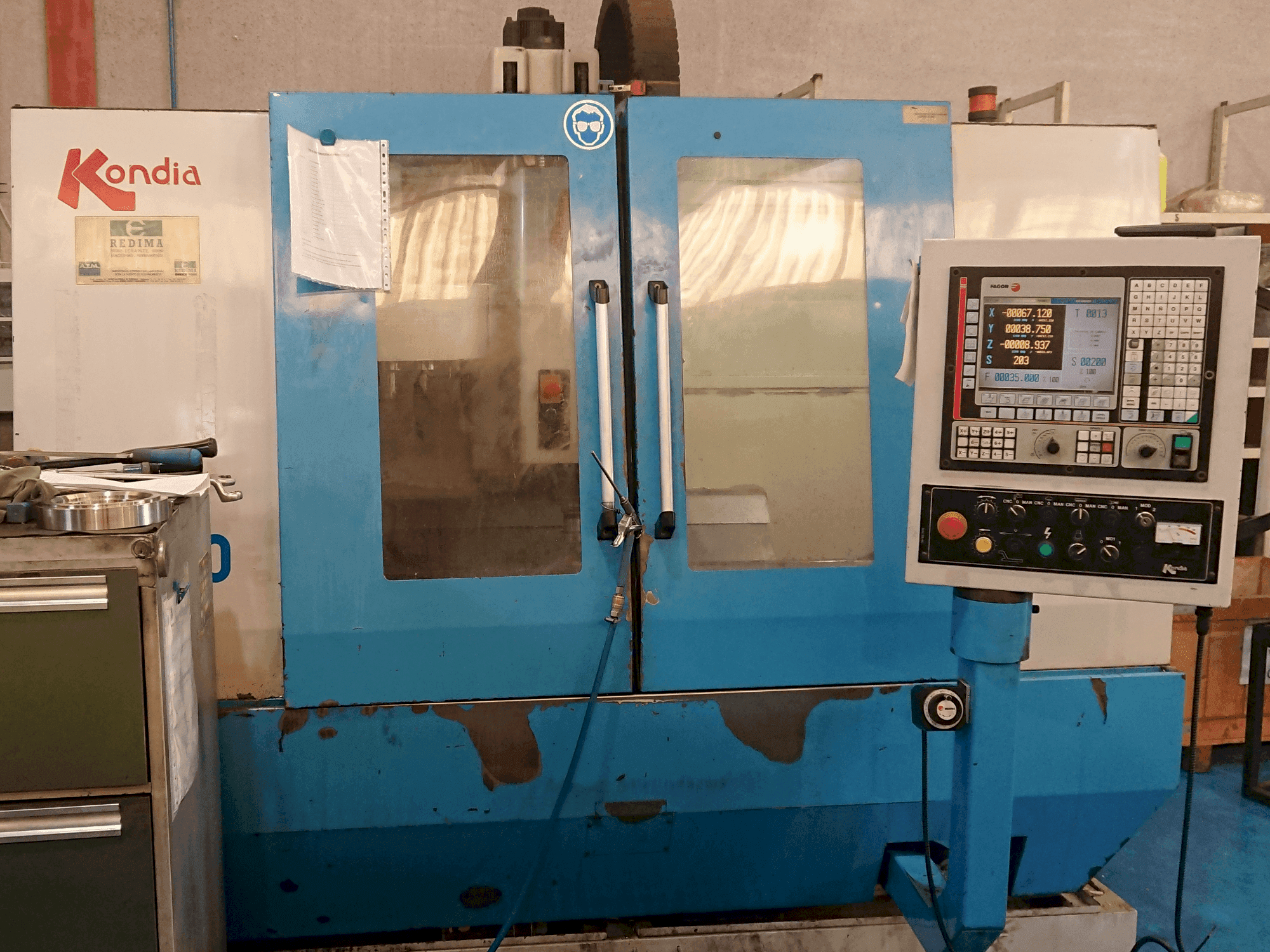 Vista Frontal da KONDIA B-1050 máquina