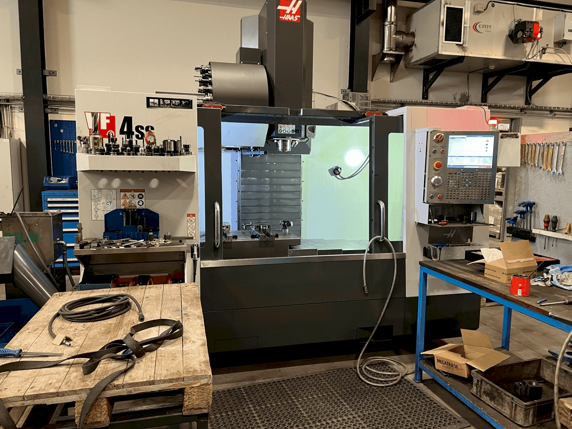 Vista Frontal da HAAS VF-4SS máquina
