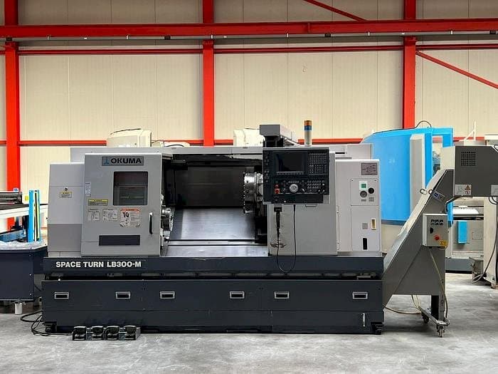 Vista Frontal  da Okuma LB 300M  máquina