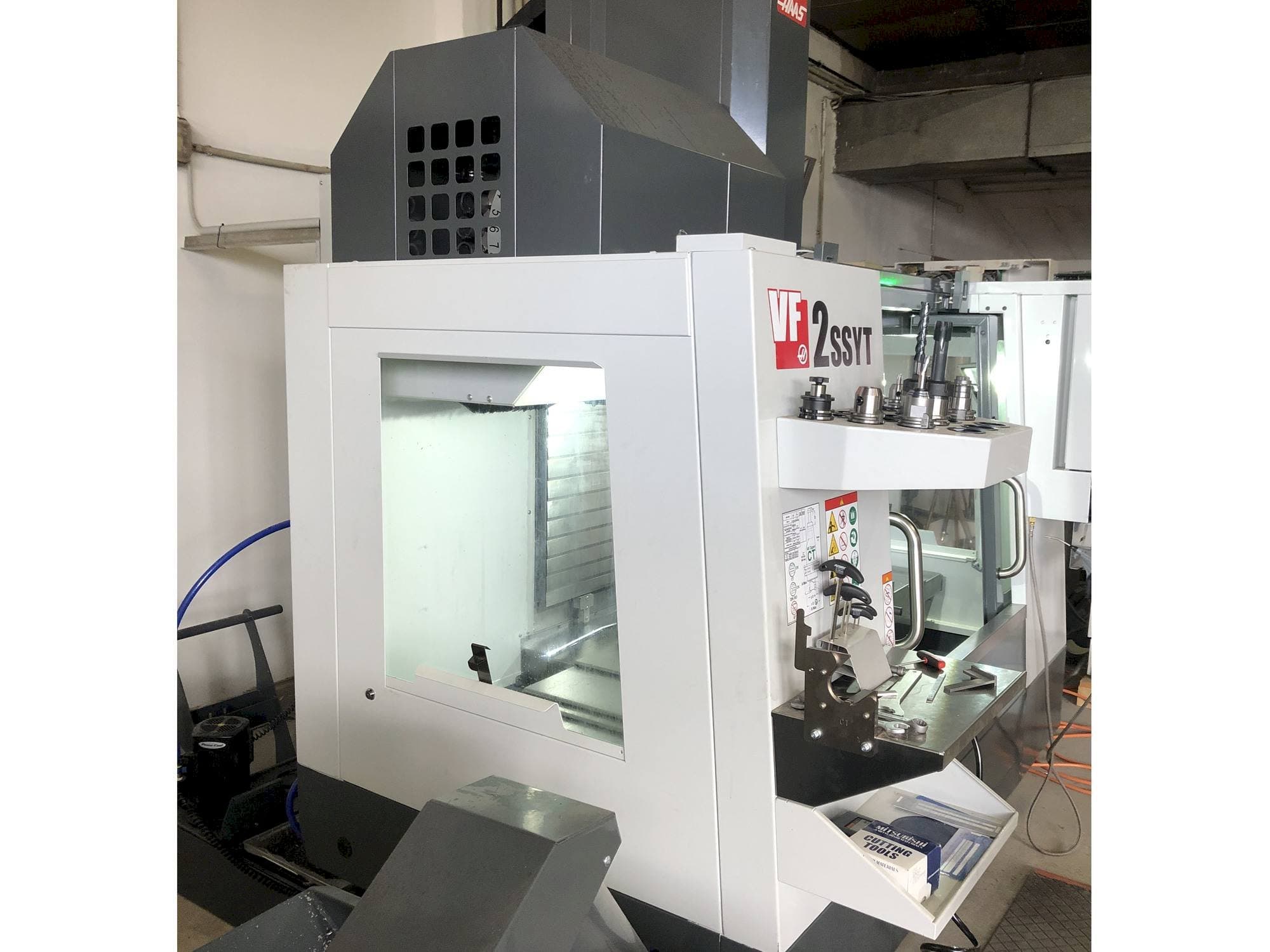 Vista Frontal da HAAS VF-2SSYT máquina