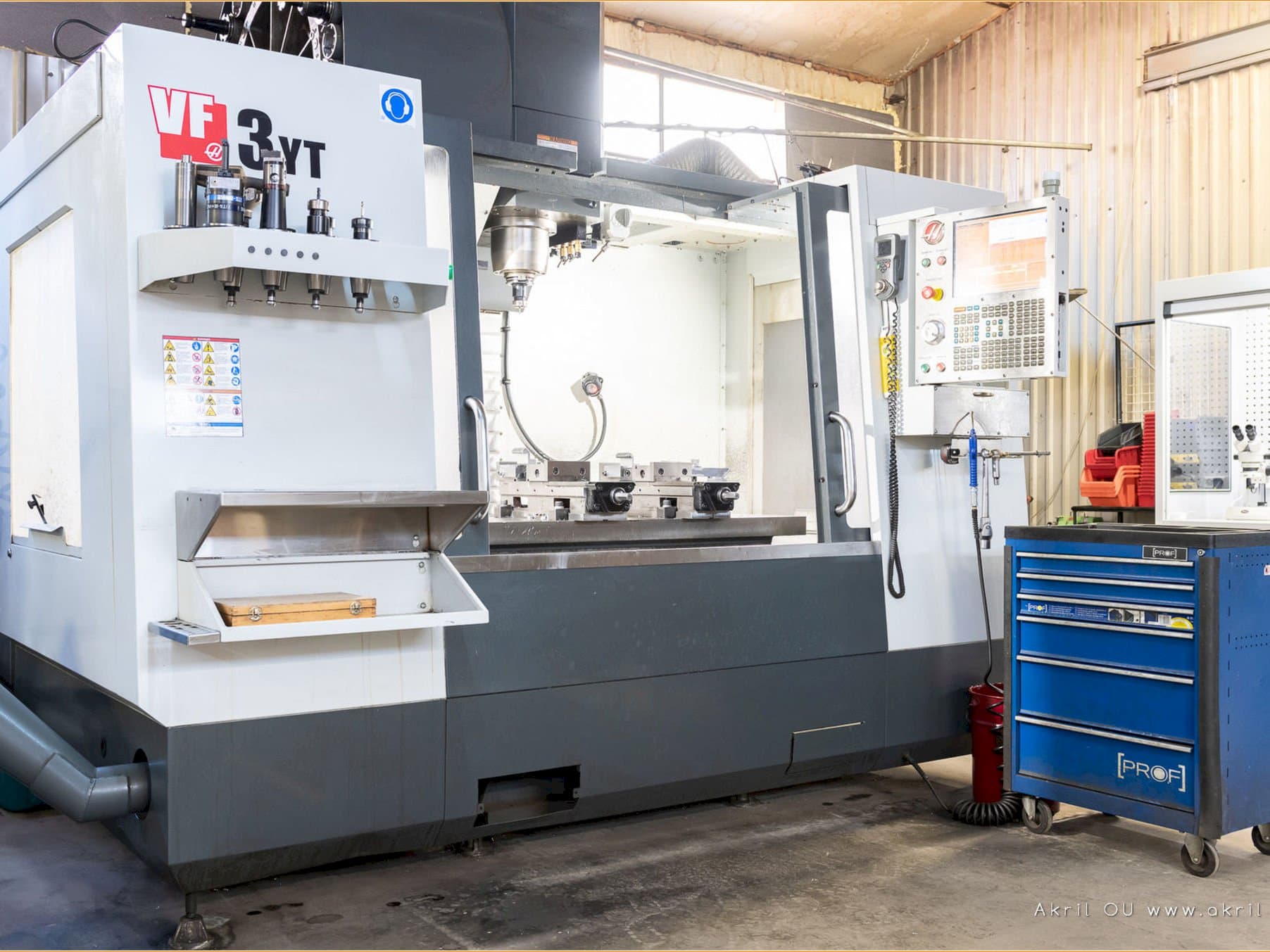 Vista Frontal da HAAS VF3-YT/50 máquina
