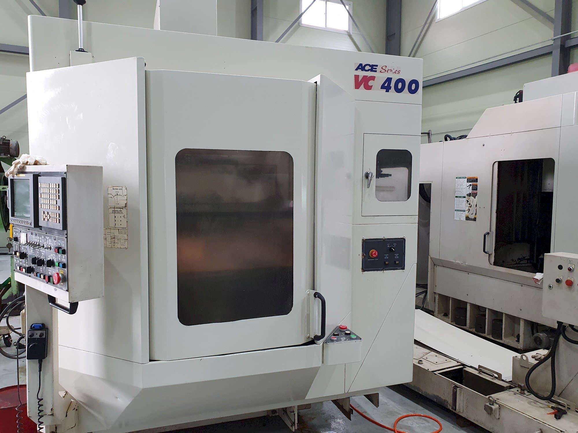 Vista Frontal da DAEWOO Doosan Ace VC400 máquina