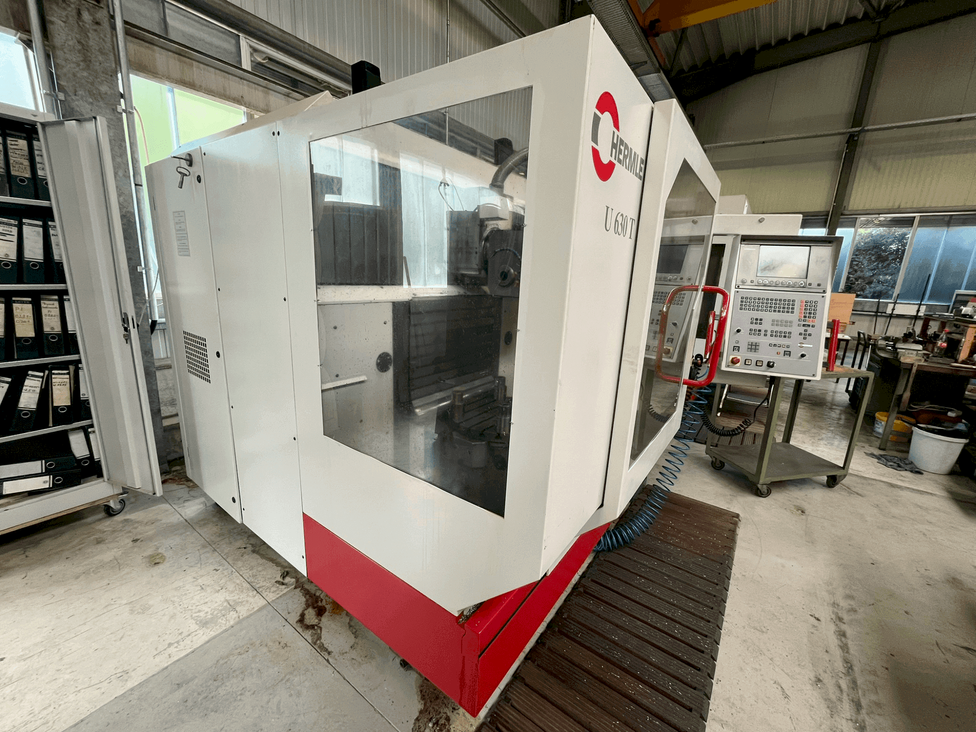 Vista Frontal  da HERMLE U 630 T  máquina