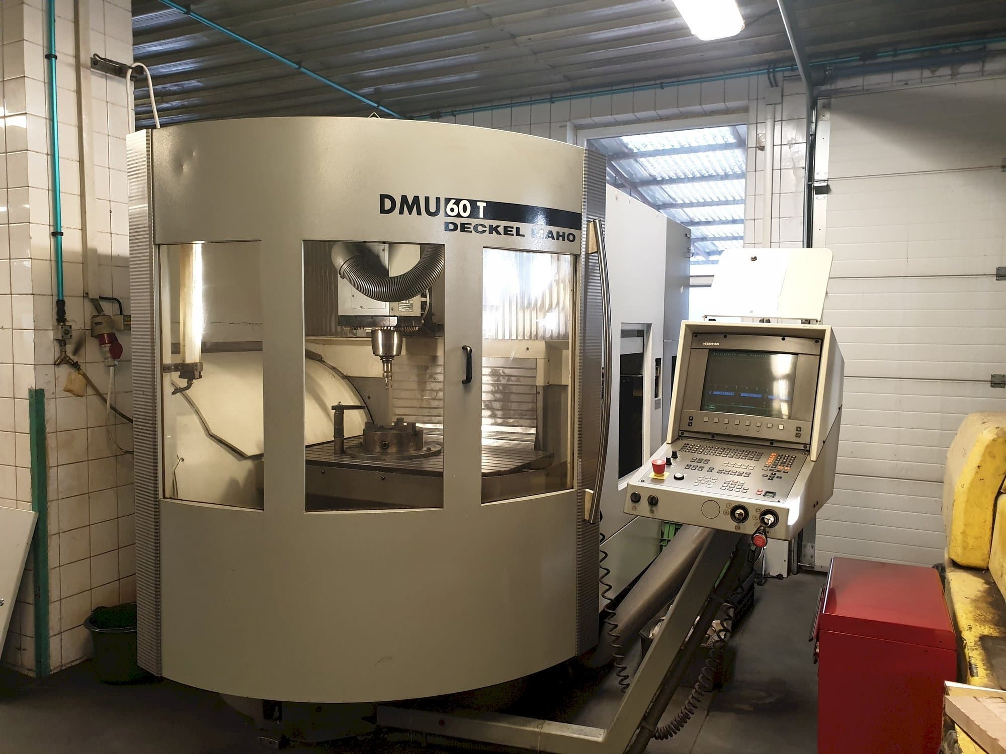 Vista Frontal da DECKEL MAHO DMU 60T máquina