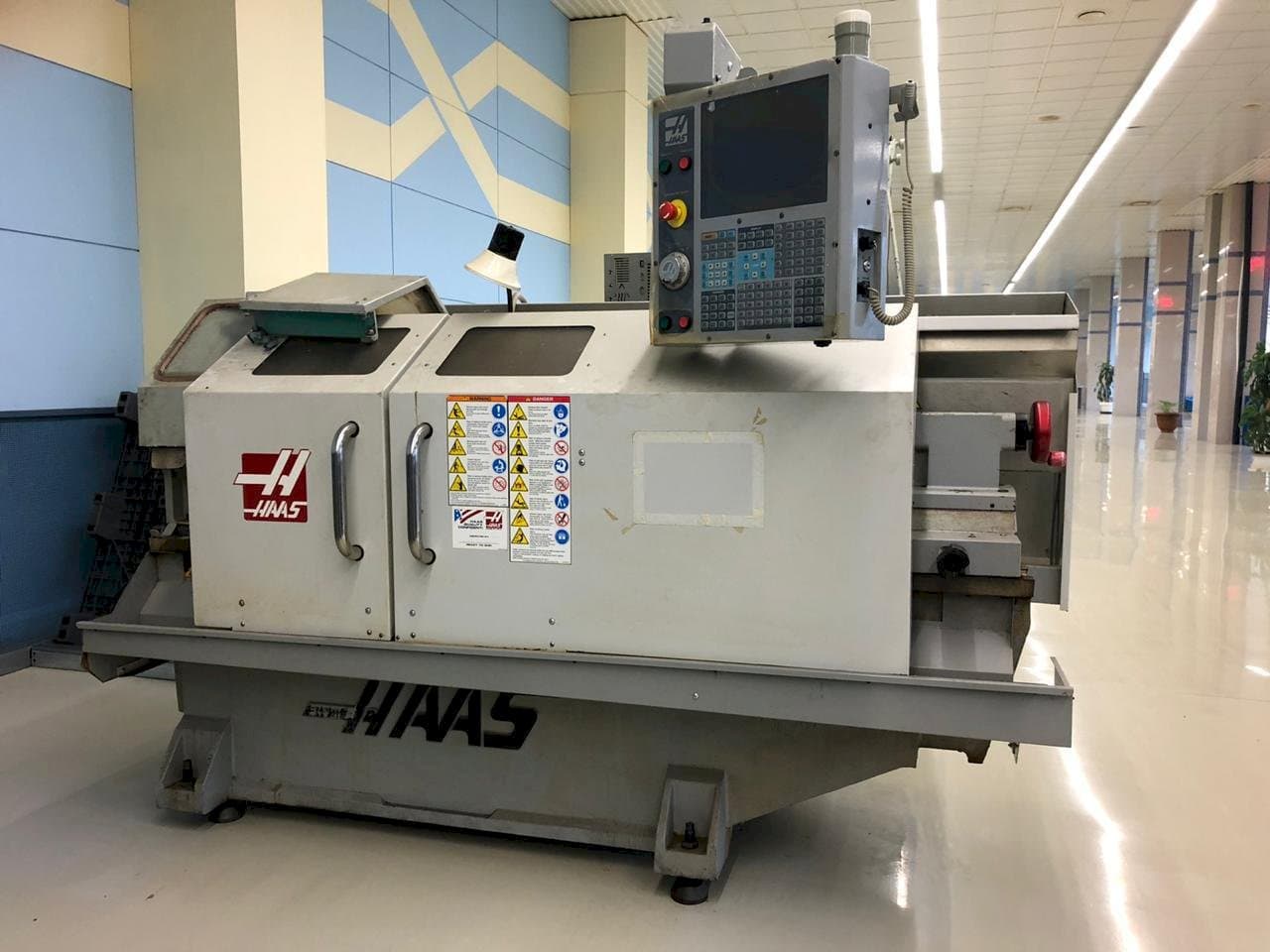 Vista Frontal da HAAS TL-2HE máquina