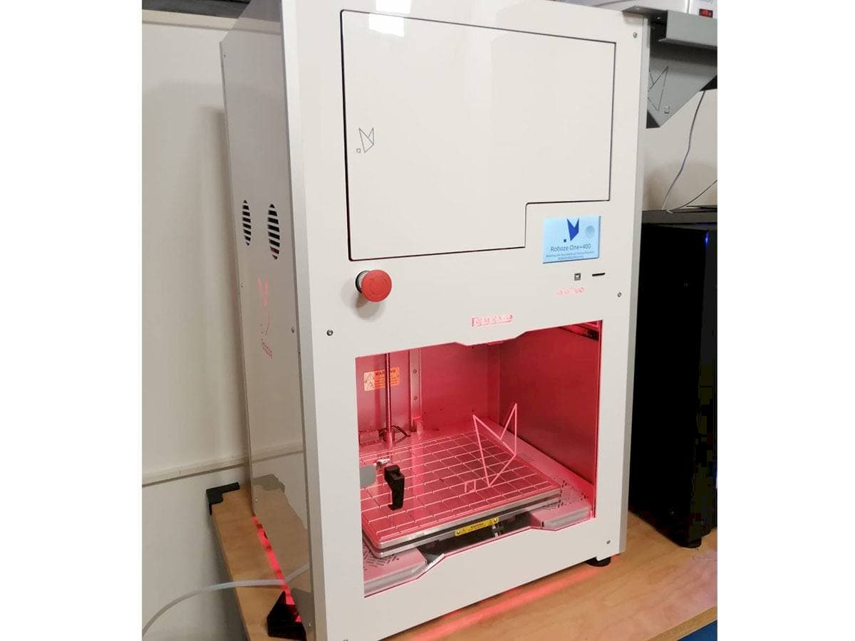 Vista Frontal  da Roboze One Plus 400  máquina