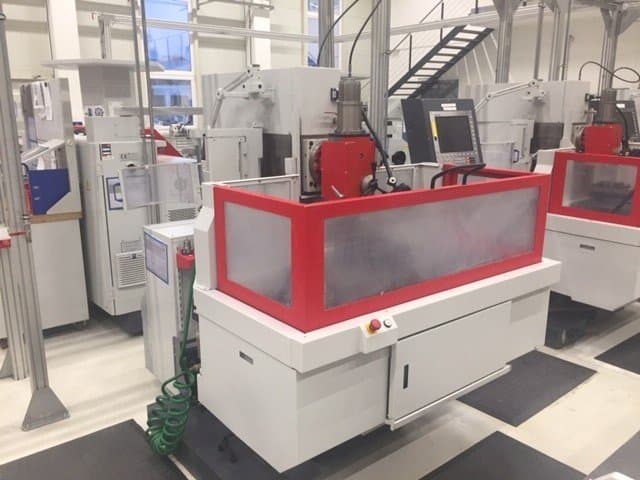 Vista Frontal  da EMCO Emcomat FB-450 MC  máquina