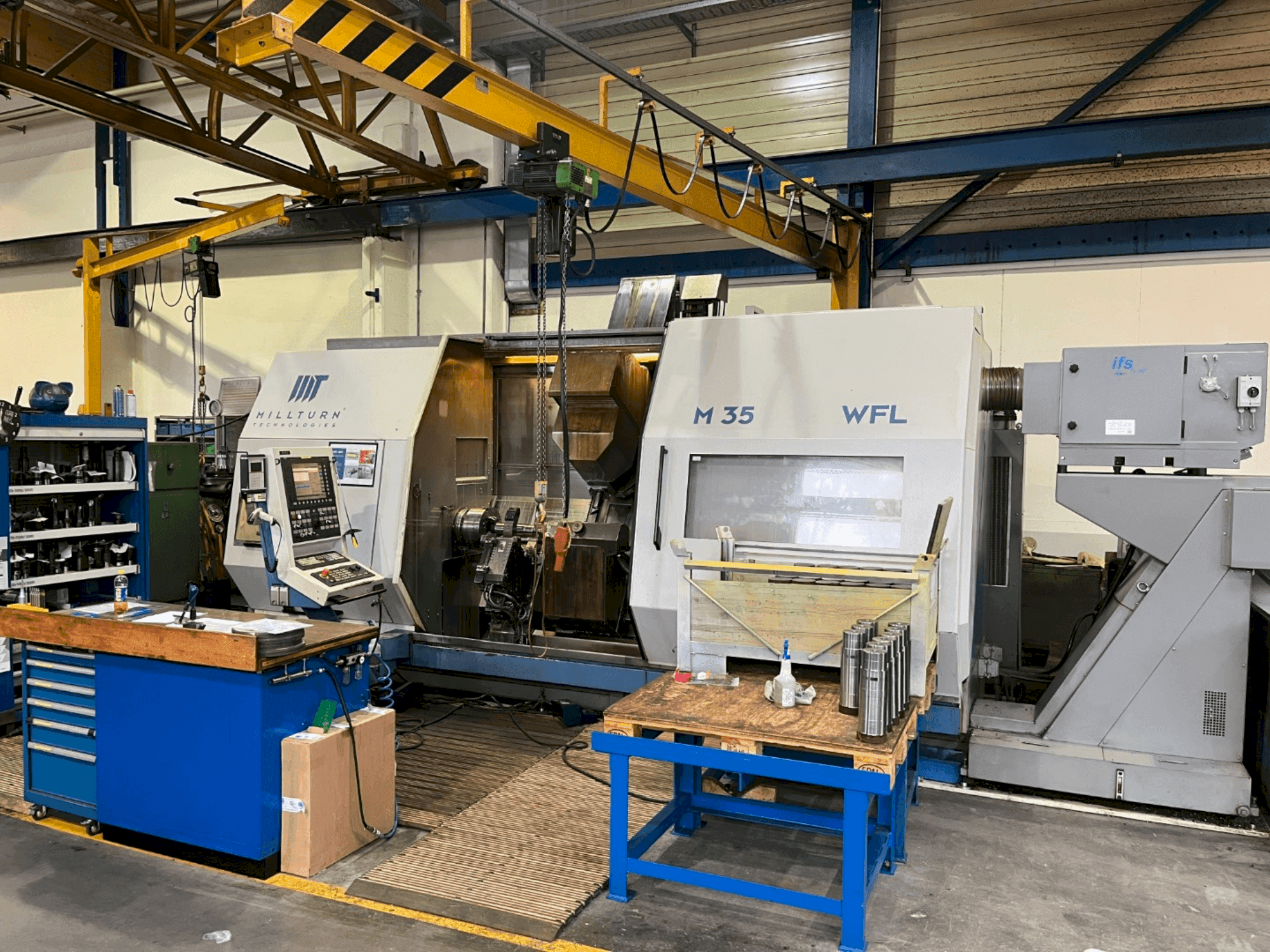 Vista Frontal  da WFL M-35  máquina