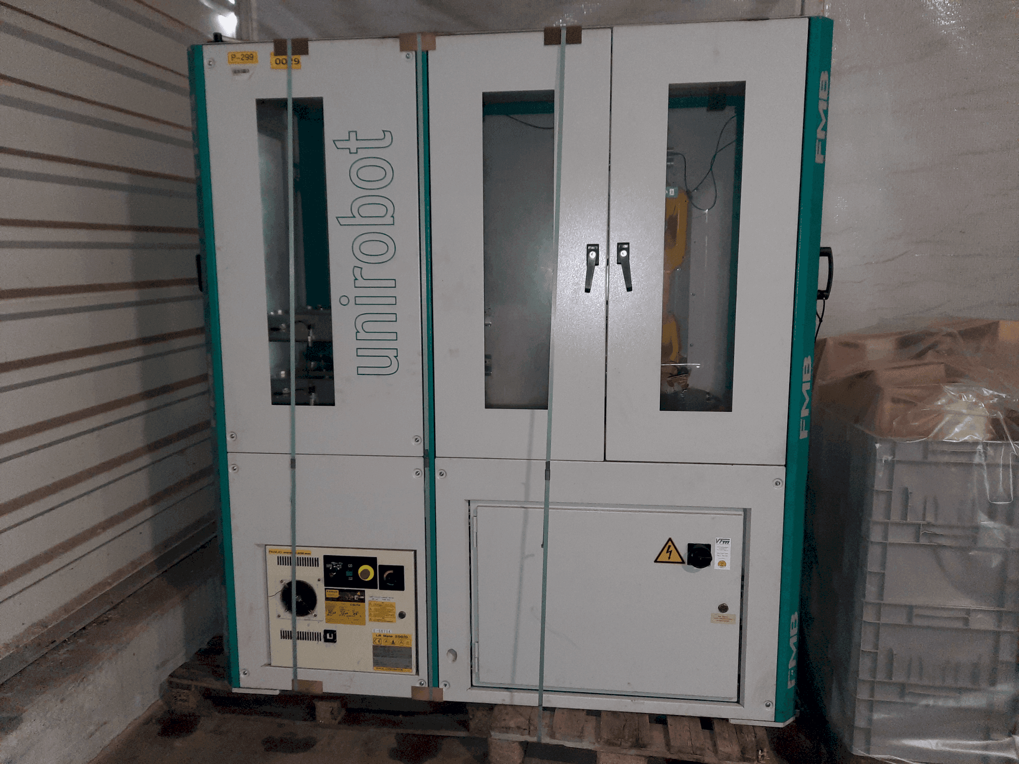 Vista Frontal  da FANUC R30-iB Mate A05B-2651-B011  máquina
