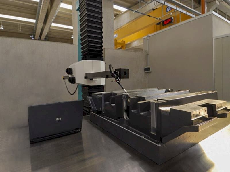 Vista Frontal da Hexagon Metrology Poli Globo máquina