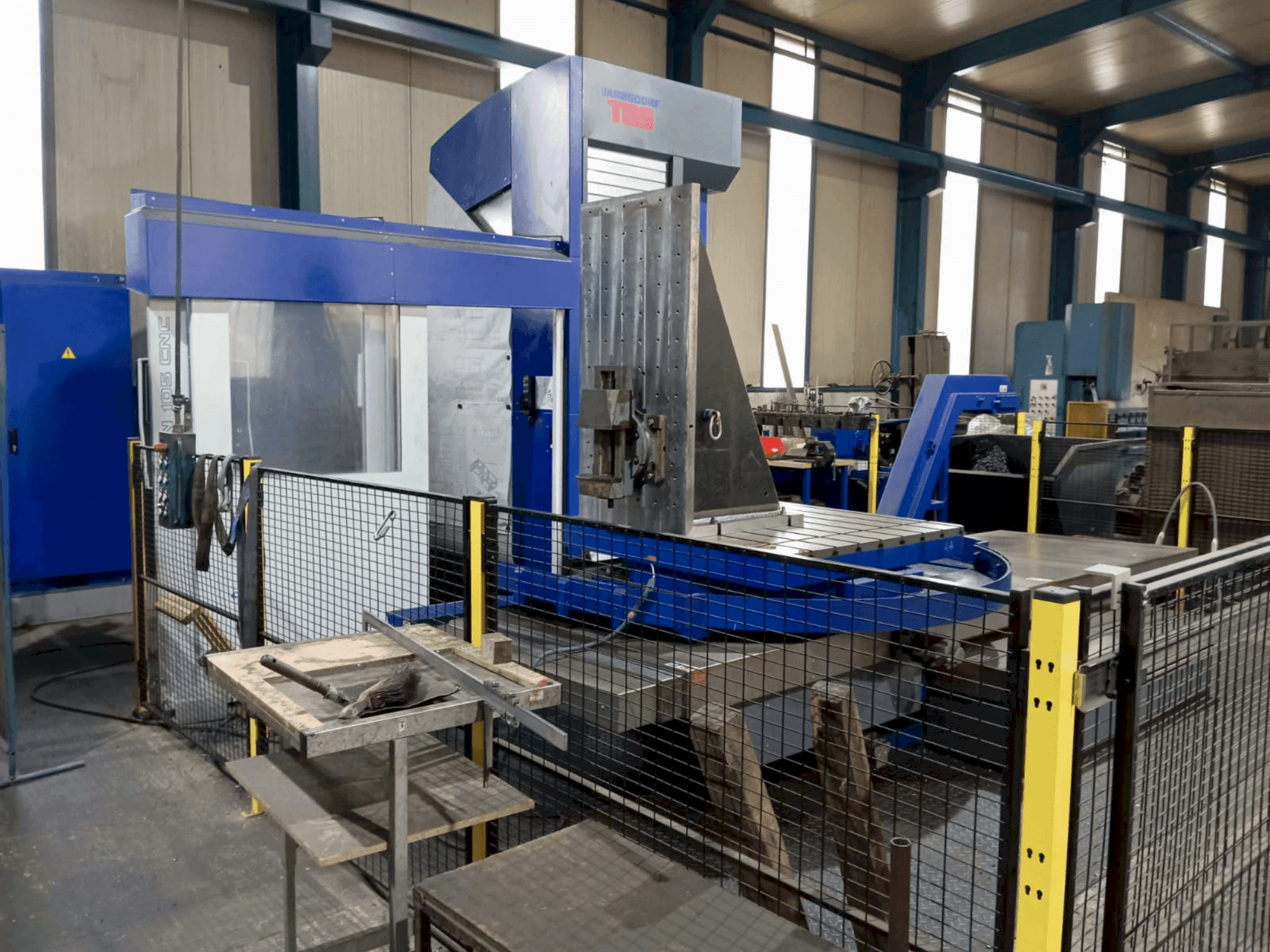 Vista Frontal  da TOS Vansdorf WHQ 105  máquina