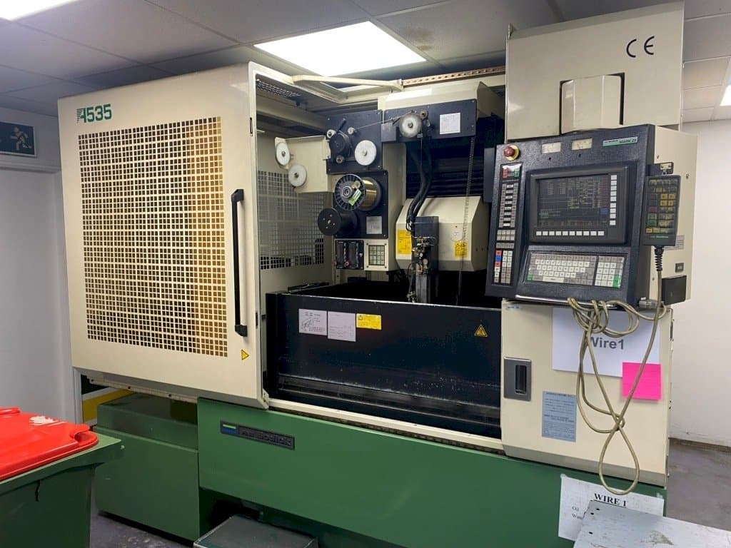 Vista Frontal da Sodick A535 máquina