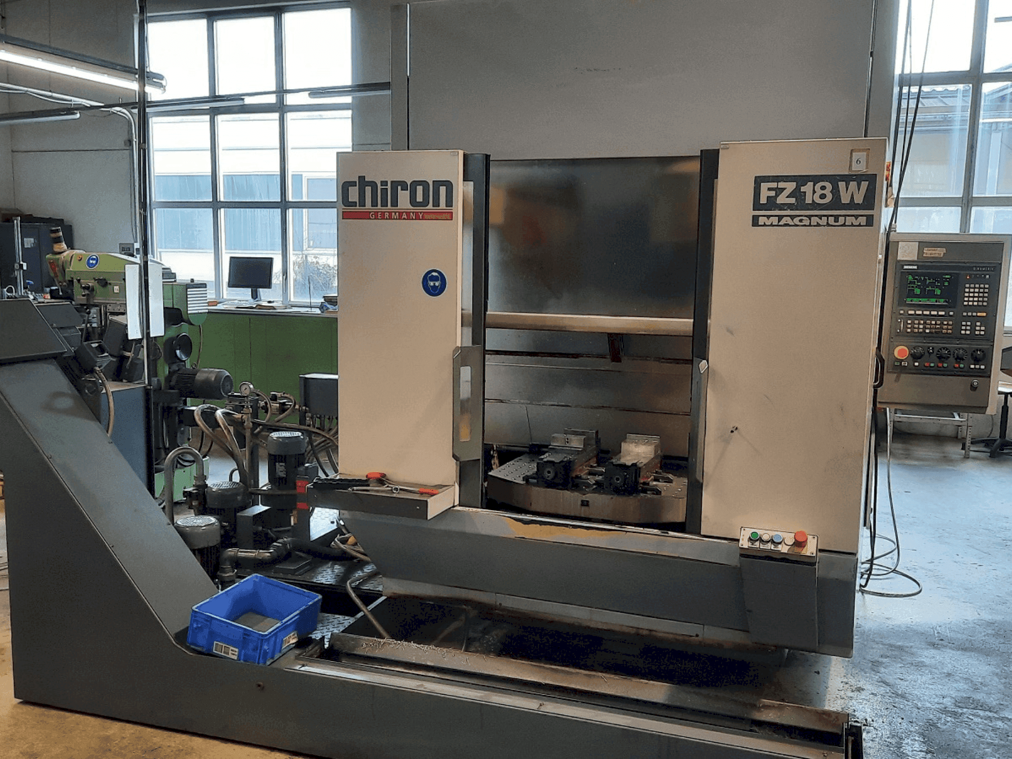 Vista Frontal  da CHIRON FZ 18 W  máquina