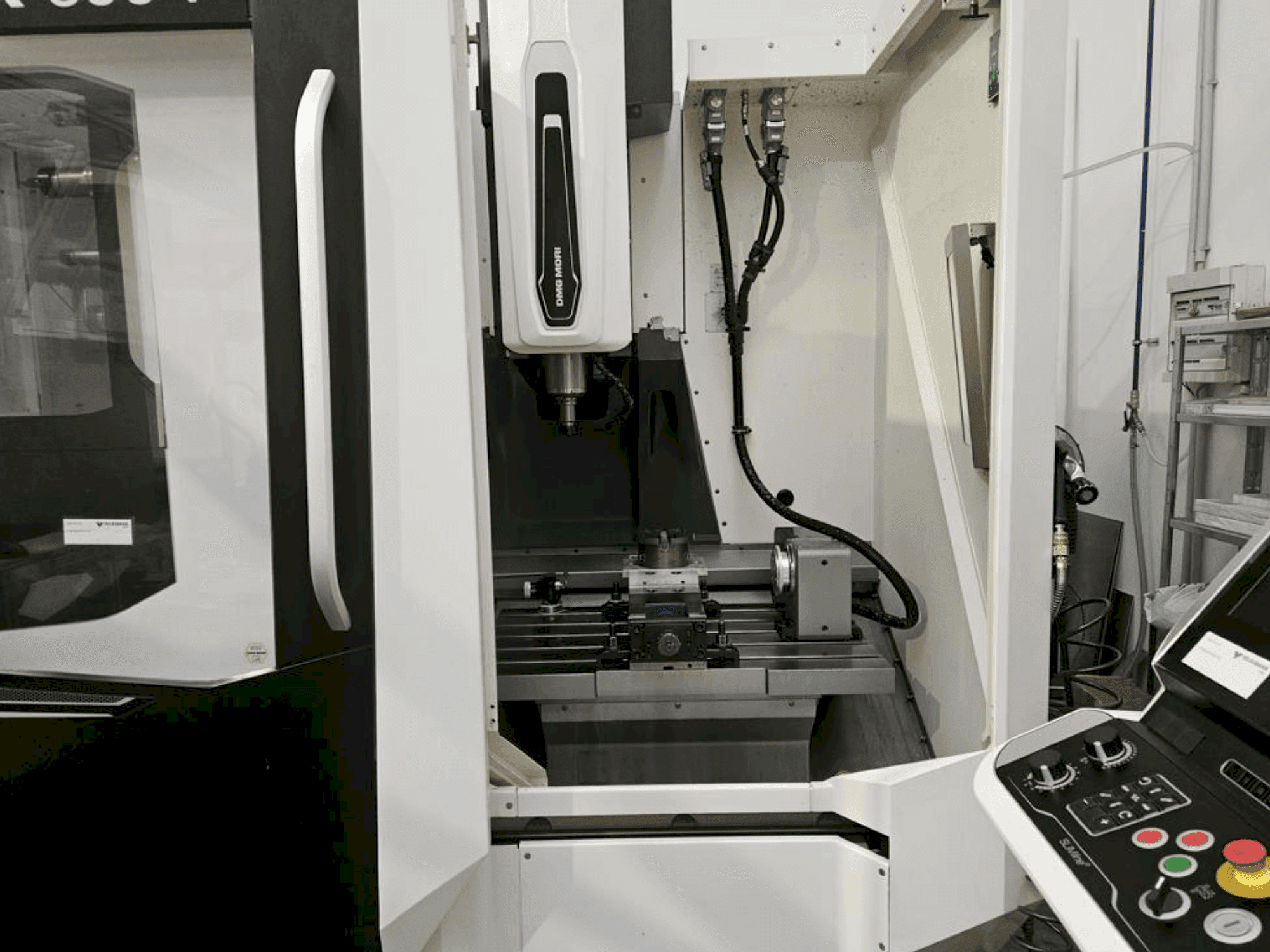 Vista Frontal da DMG MORI CMX 600 V máquina