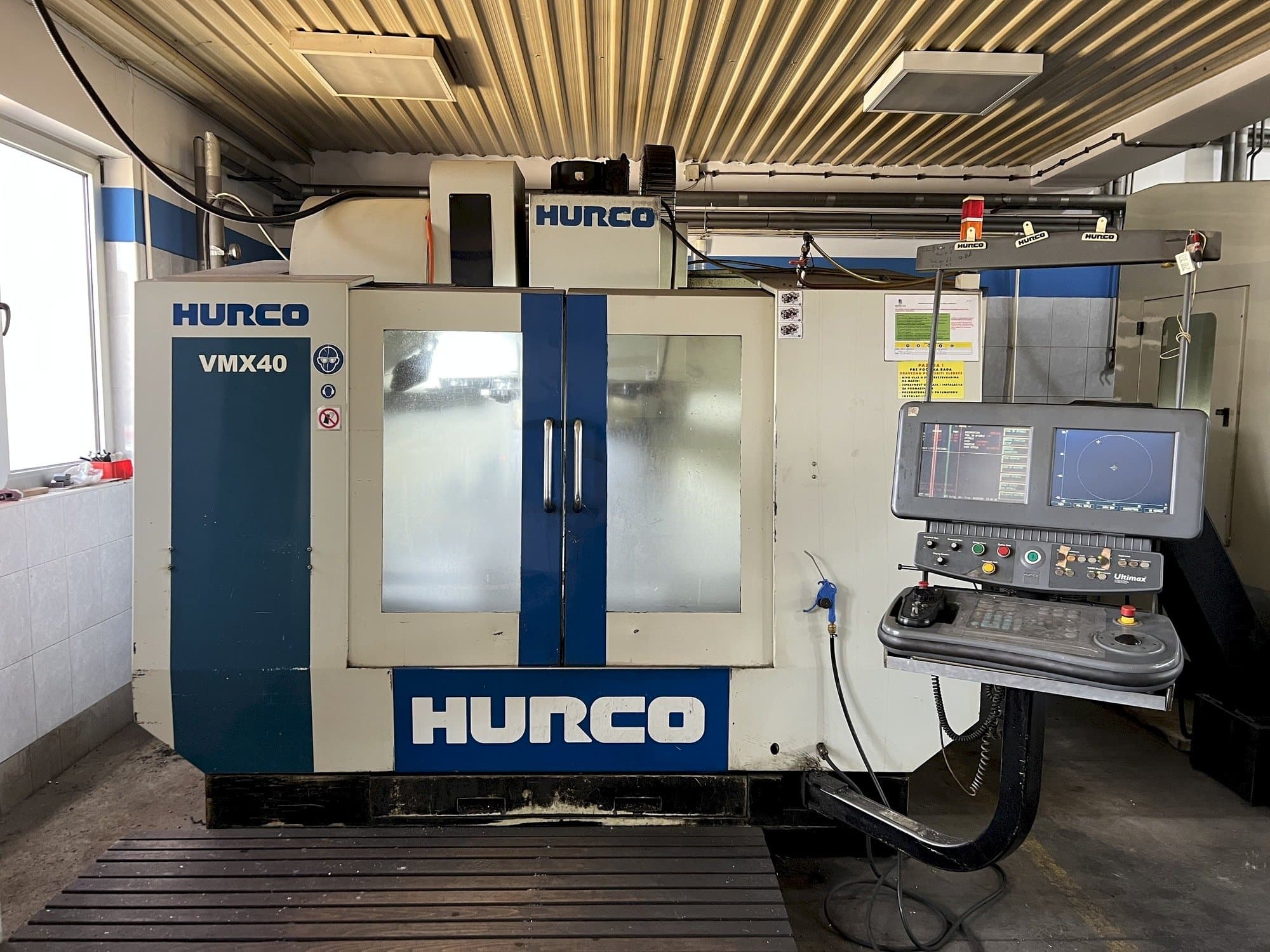 Vista Frontal da Hurco VMX 40 máquina