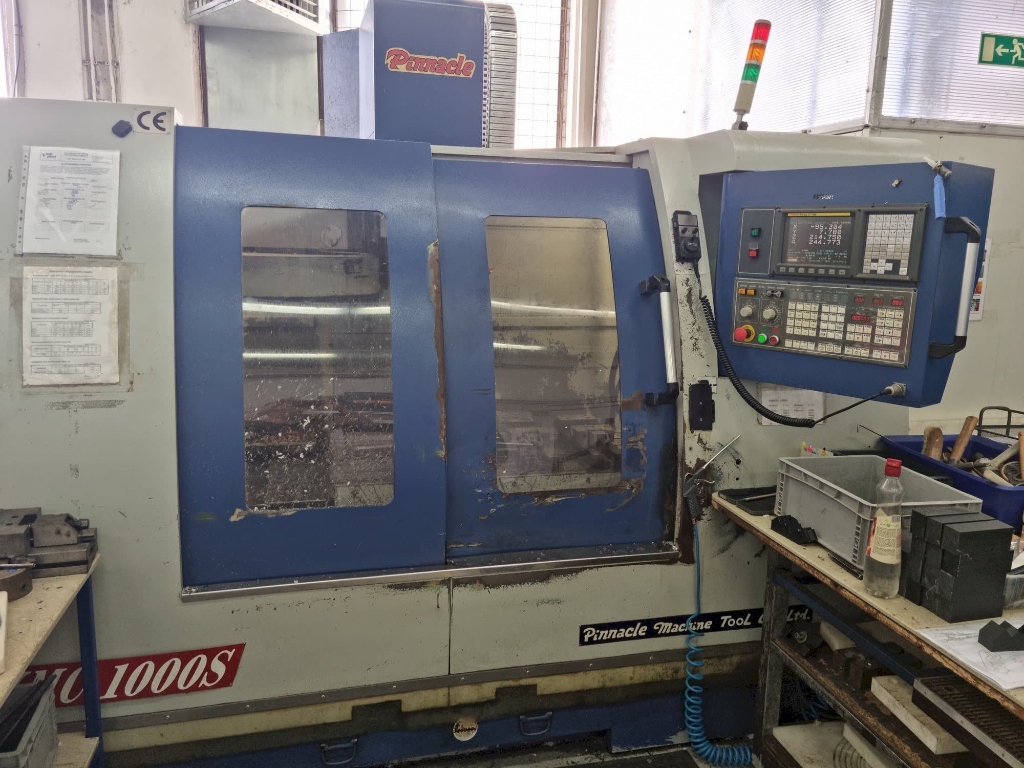 Vista Frontal da Pinnacle VMC1000S máquina