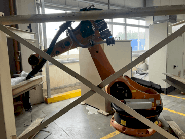 Vista Frontal da KUKA KR-240-2 máquina