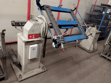 Vista Frontal  da IGM Welding Robot System  máquina