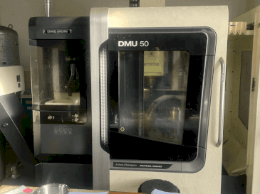 Vista Frontal da DMG MORI DMU 50 máquina