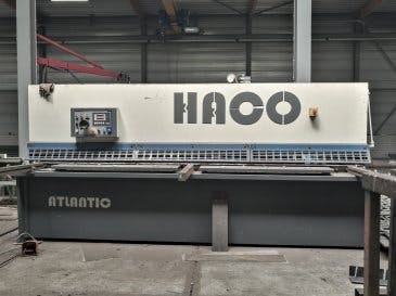 Vista Frontal  da HACO ATS 3206  máquina