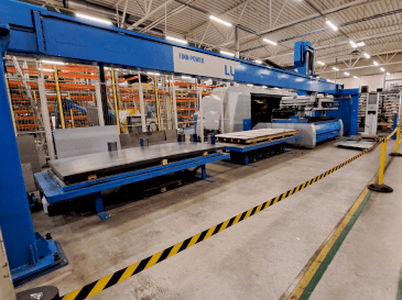 Vista Frontal da Finn-Power L6 laser + LU3000 máquina