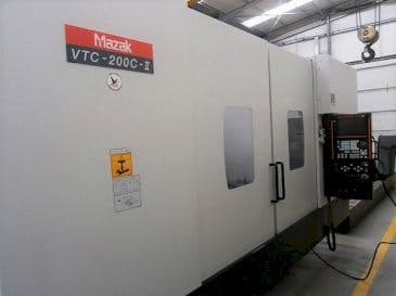 Vista Frontal  da Mazak VTC-200C  máquina