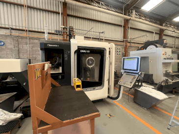 Vista Frontal da DMG MORI DMU 50 máquina
