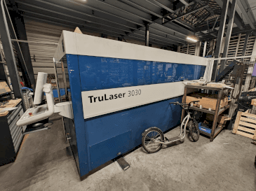 Vista Frontal da TRUMPF TruLaser 3030 Fiber máquina