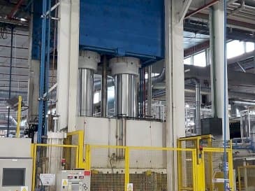 Vista Frontal da Pinette 1500 Ton máquina