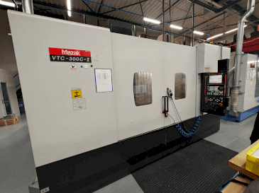 Vista Frontal da Mazak VTC-300C máquina