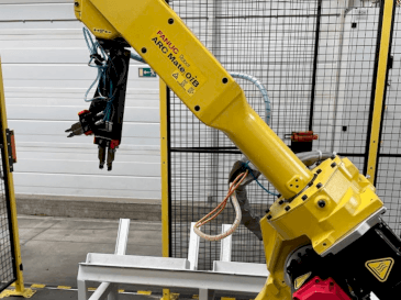 Vista Frontal da FANUC ARC Mate OiB máquina