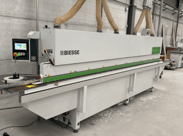Vista Frontal da BIESSE Jade 240 máquina