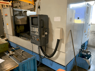 Vista Frontal da Mazak VTC 30C máquina