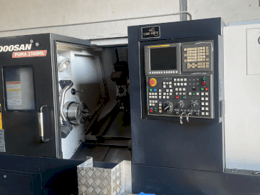 Vista Frontal da DOOSAN PUMA 2100MS máquina