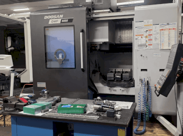 Vista Frontal da DOOSAN DVF 8000 máquina