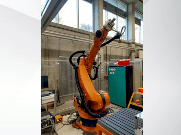 Vista Frontal da KUKA KR 240-2 2000 máquina