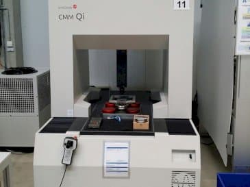 Vista Frontal da EROWA CMM Qi máquina