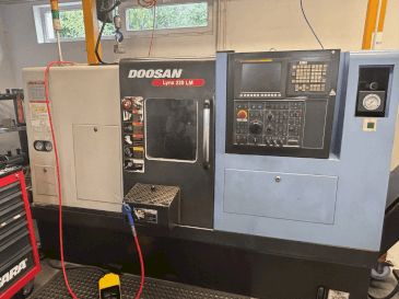 Vista Frontal da DOOSAN LYNX 200 LM máquina