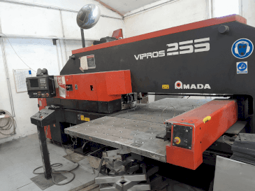 Vista Frontal da AMADA Vipros 255 máquina