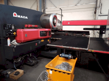 Vista Frontal da AMADA EMZ 3510 NT máquina