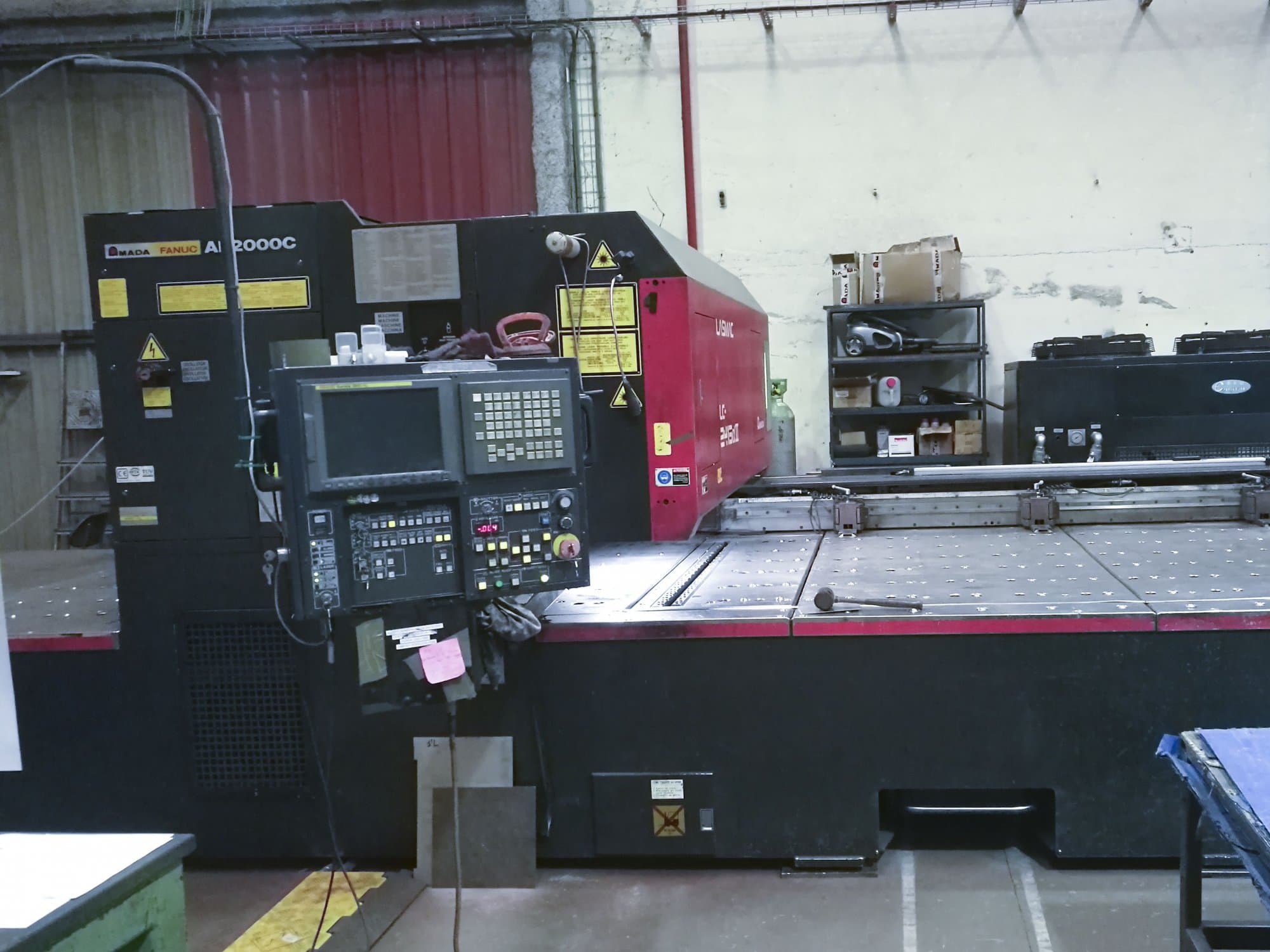 Vista Frontal da AMADA LC 2415 α3 máquina