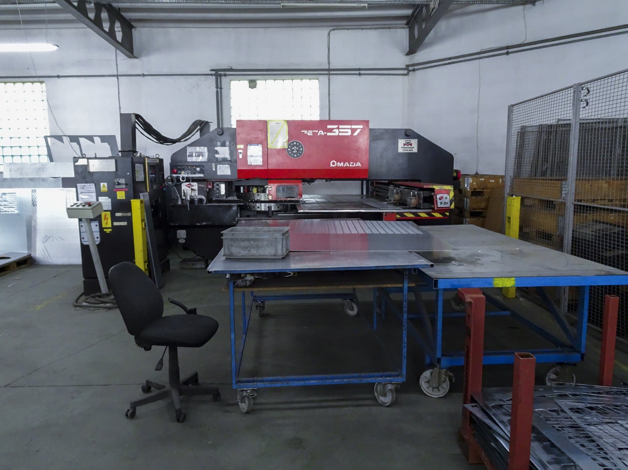 Vista Frontal  da AMADA PEGA 357  máquina