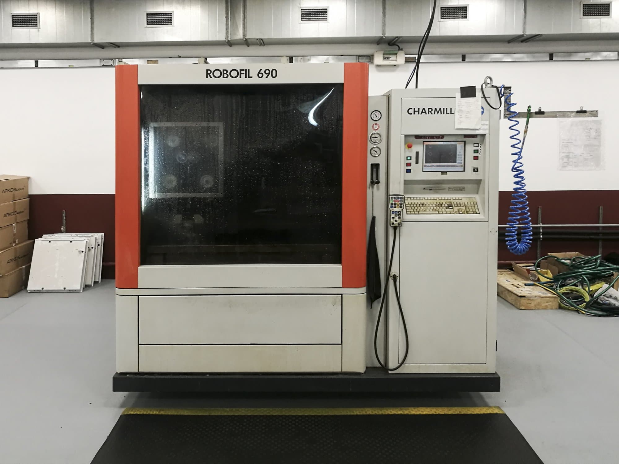 Vista Frontal da CHARMILLES ROBOFIL 690 máquina