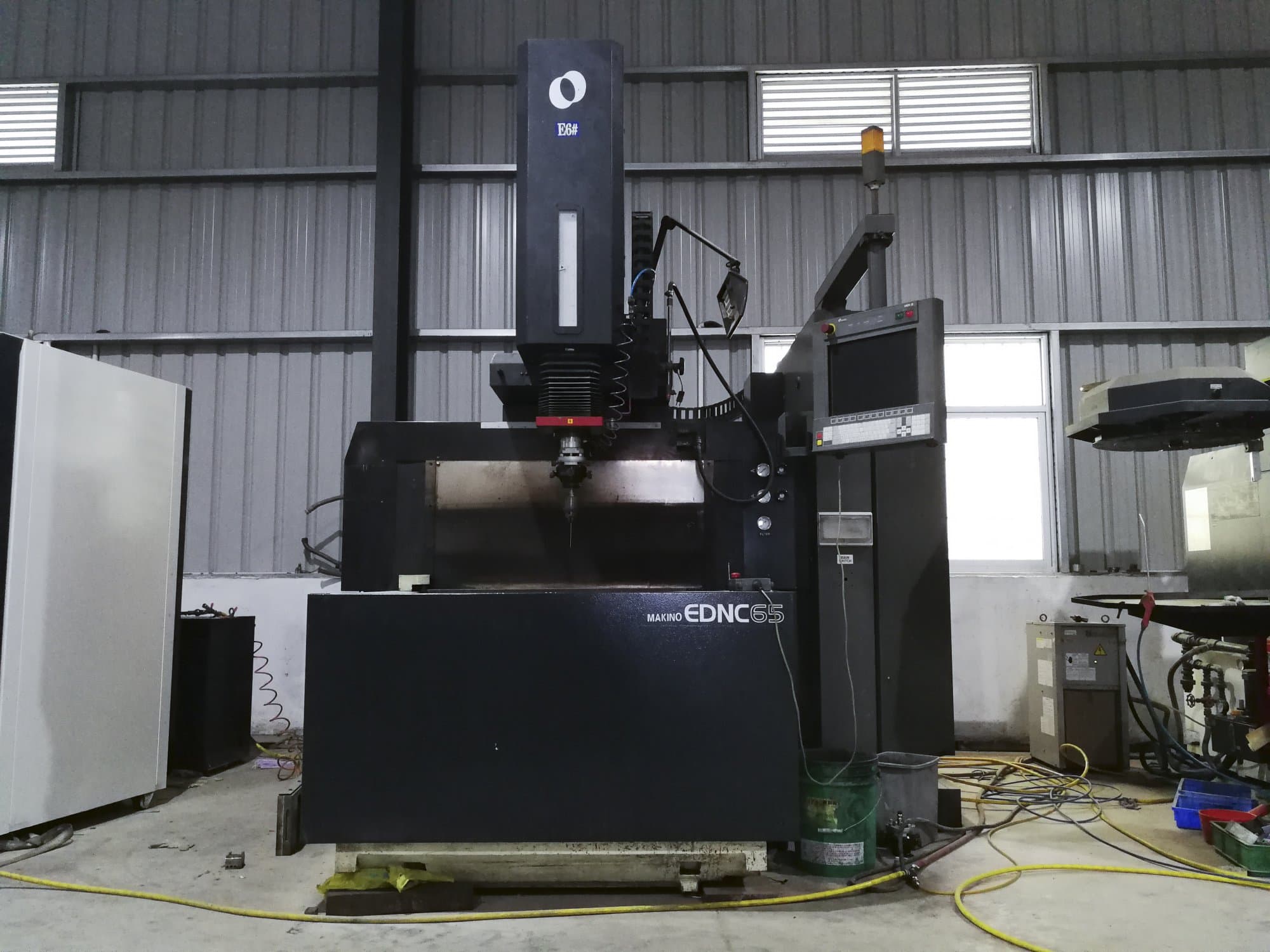 Vista Frontal  da Makino EDNC65  máquina