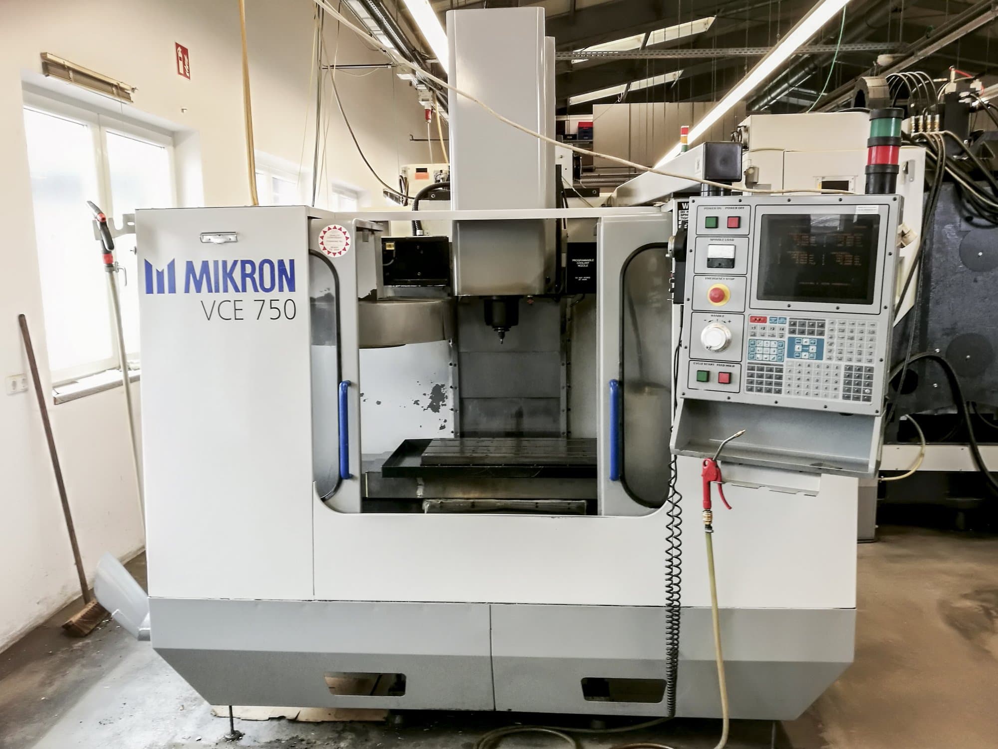 Vista Frontal da HAAS VCE 750 máquina