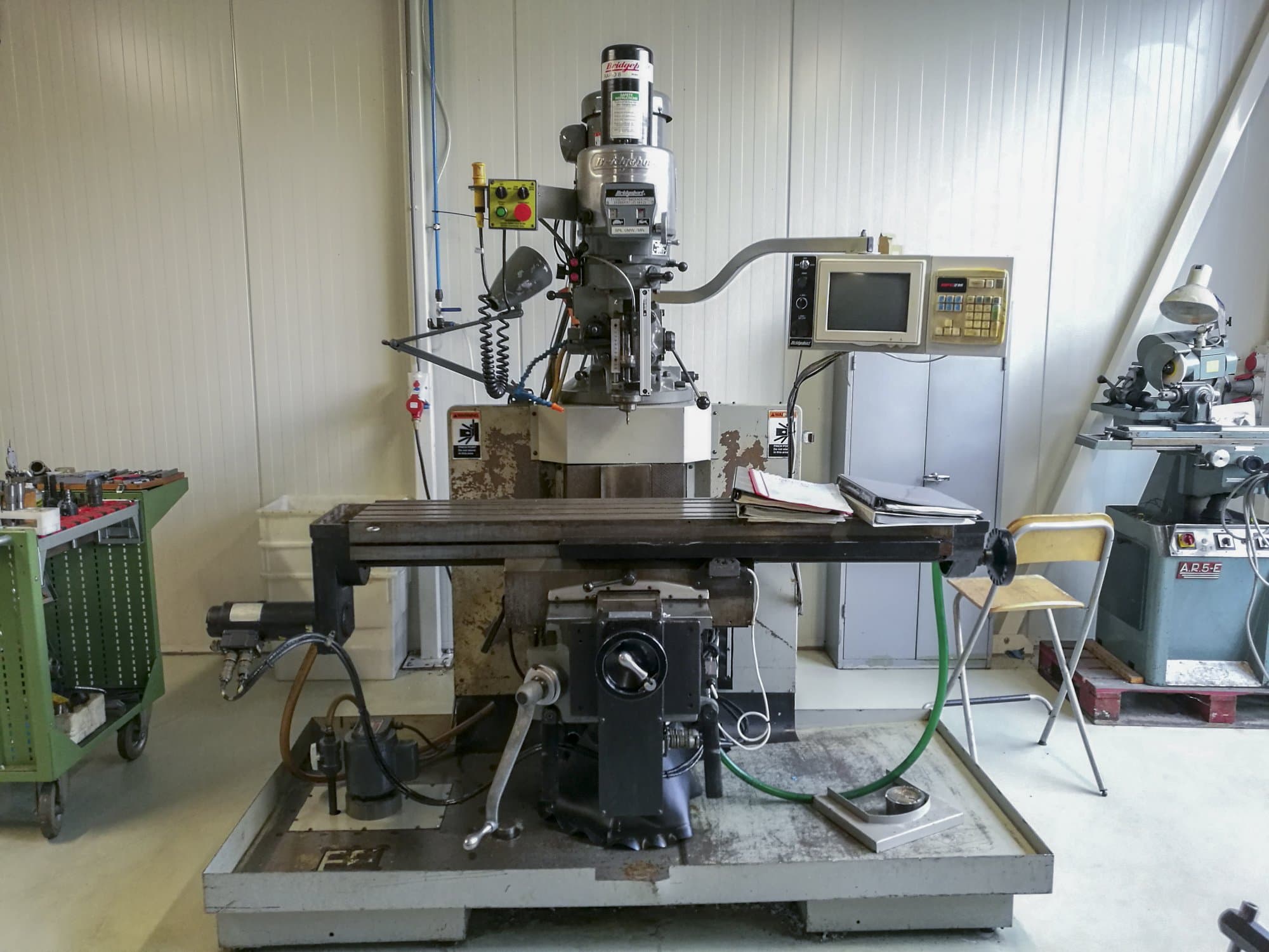 Vista Frontal  da Bridgeport EZ TRAK DX II  máquina