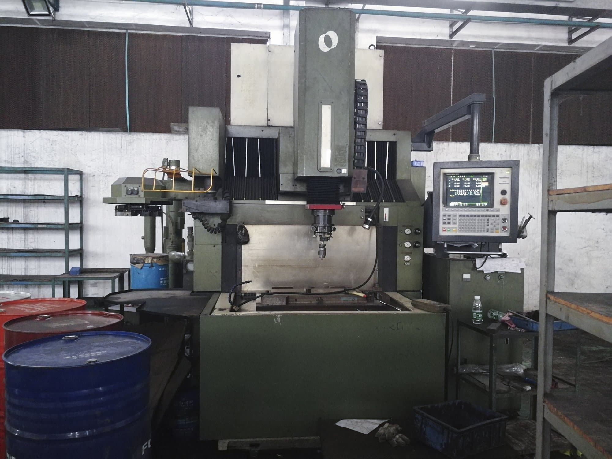 Vista Frontal da Makino EDNC65 máquina